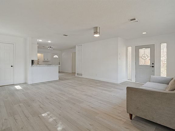 4th image of 402 Myers Ave