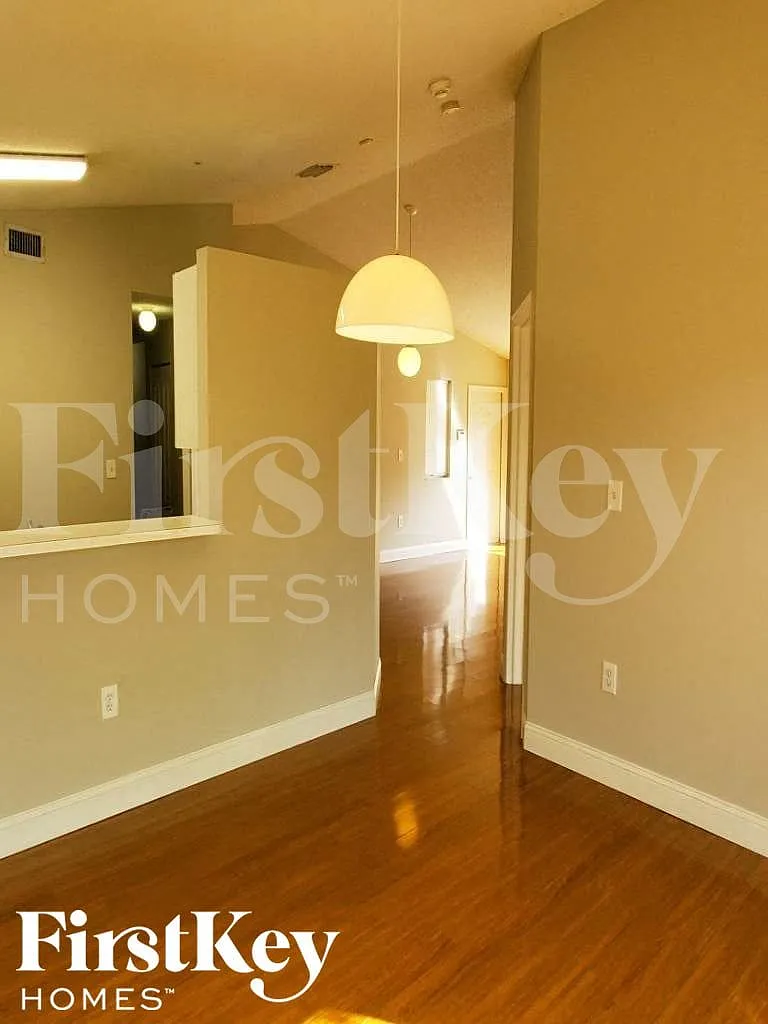 3 bed, 2.0 bath, 1249 sqft, $3,045 — Photo 4