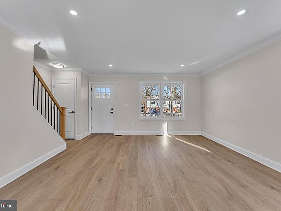 5th image of 51 E Spring St