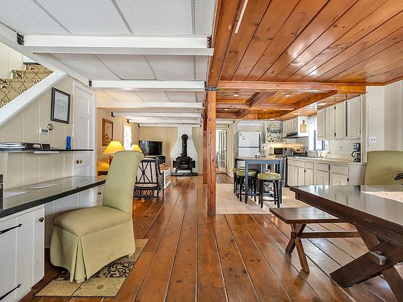 4th image of 48 Swan Ave