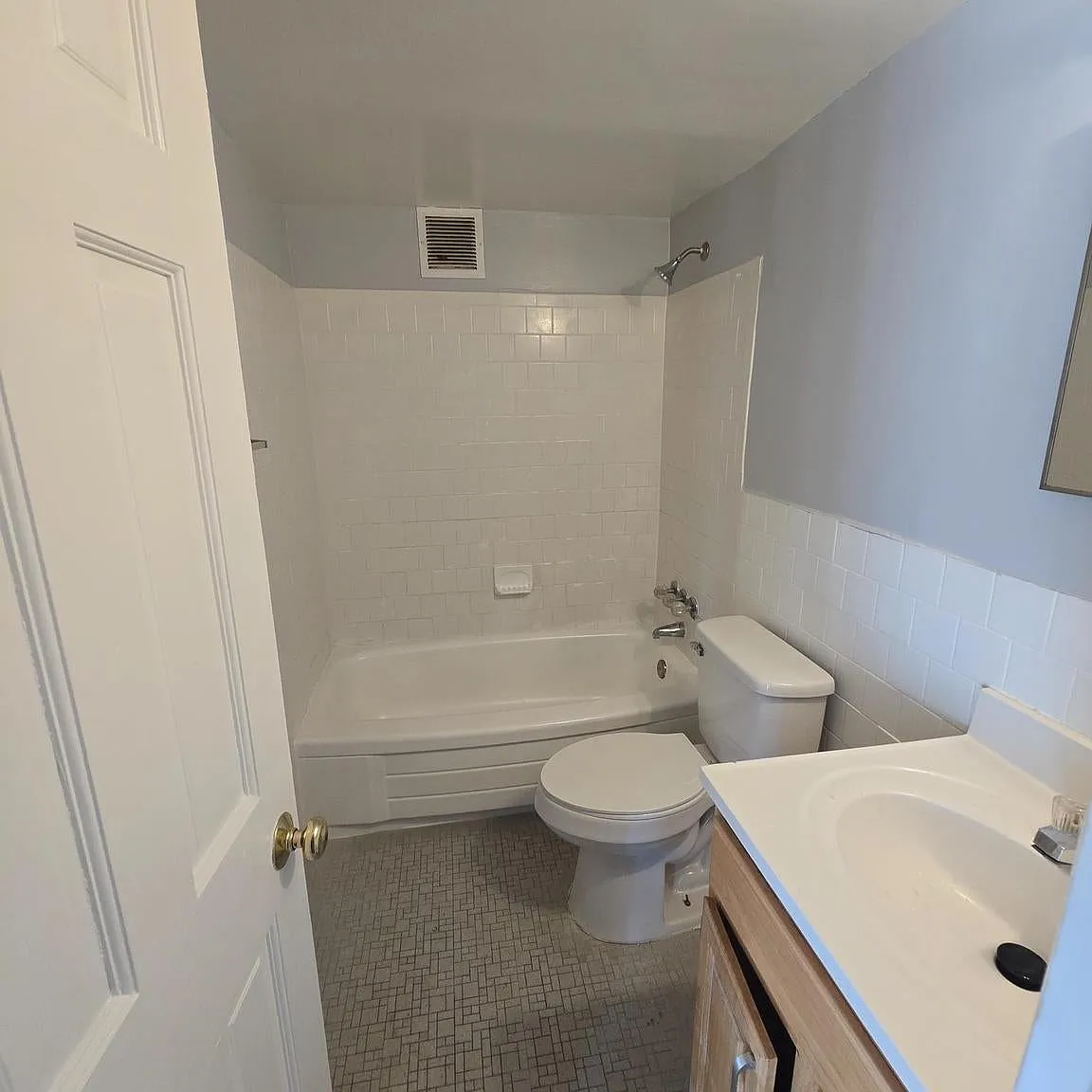 3 bed, 1099 sqft, $2,350 — Photo 3