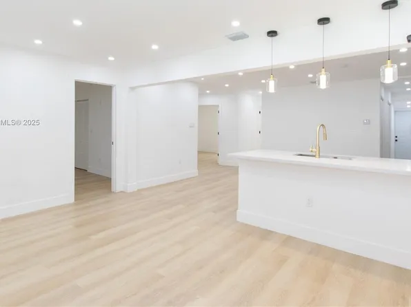 2020 NW 2nd St, Miami, FL 33125