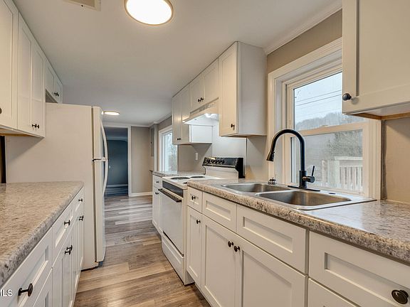 5th image of 1131 Berry Rd