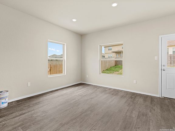 5th image of 302 Bobwhite Way