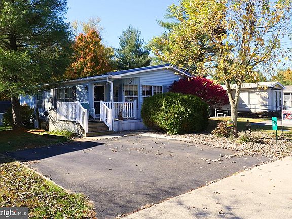 2nd image of 10 Ashwood Dr