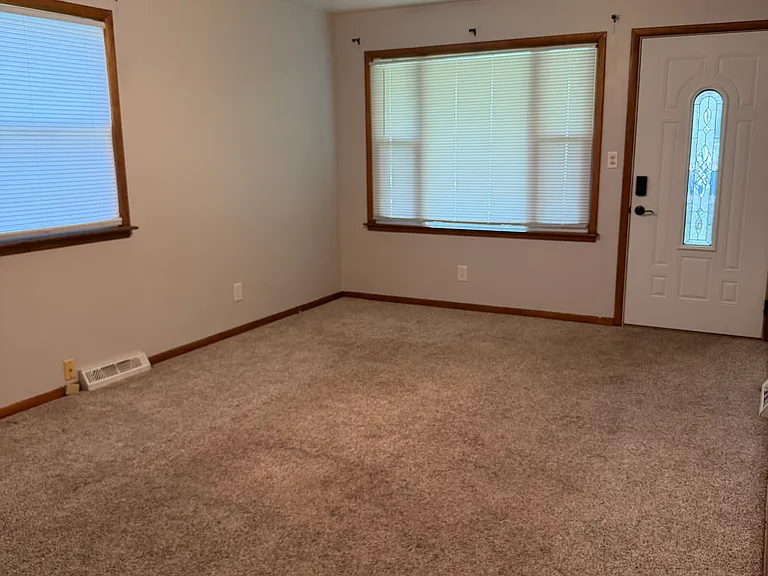 1104 E Walnut St — Photo 3