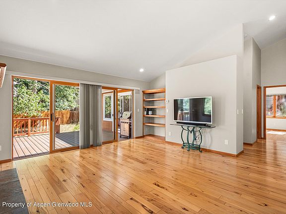 4th image of 985 Lupine Cir