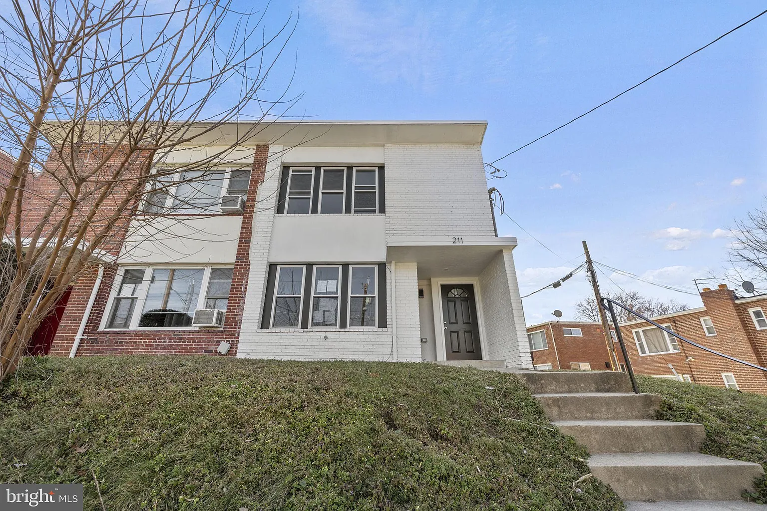 211 Webster St NE photo 1