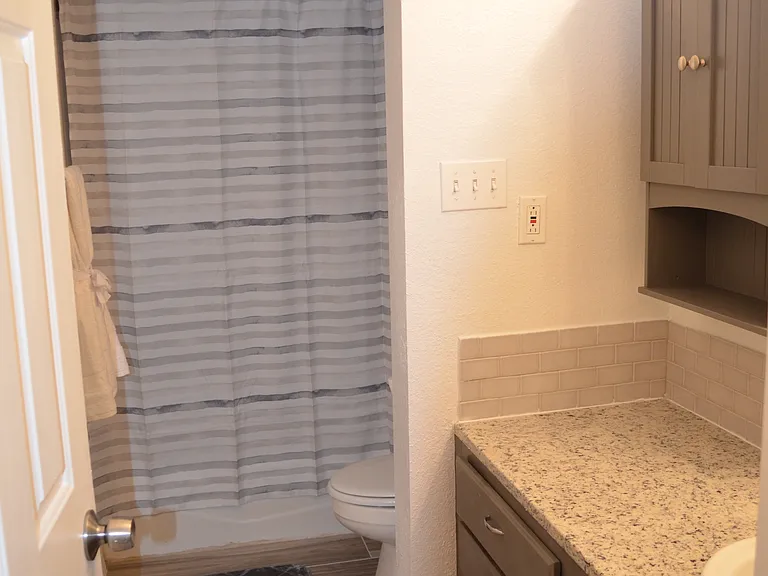Guest house en-suite bathroom.
