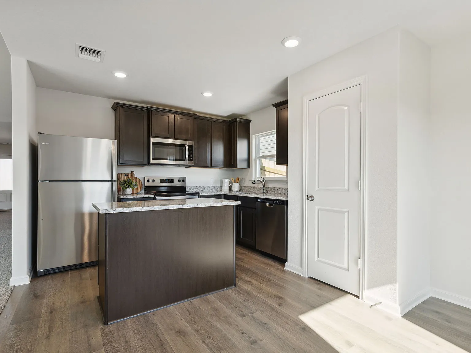 4 bed, 1636 sqft, $2,300 — Photo 3
