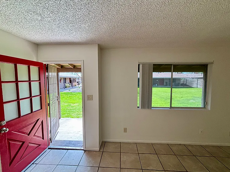 1941 W Morten Ave — Photo 10