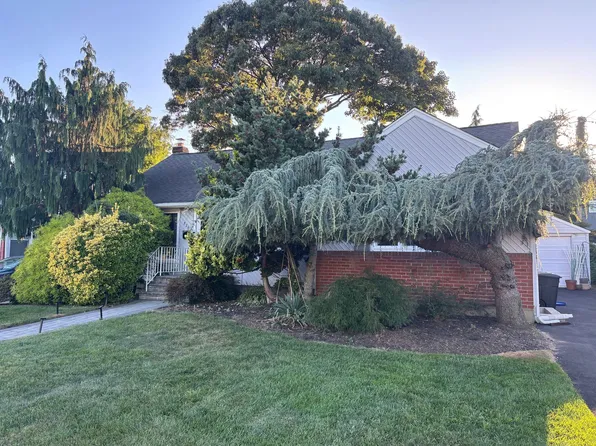 826 Brent Dr, Wantagh, NY 11793