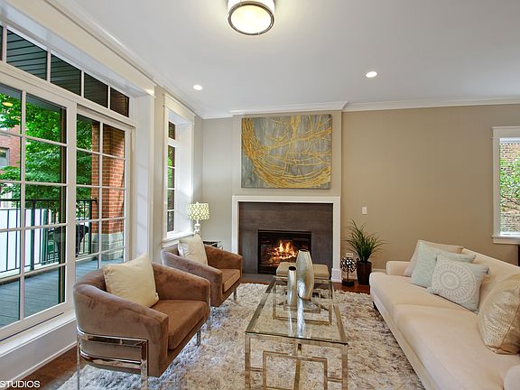 2nd image of 711 W Buckingham Pl APT 1E