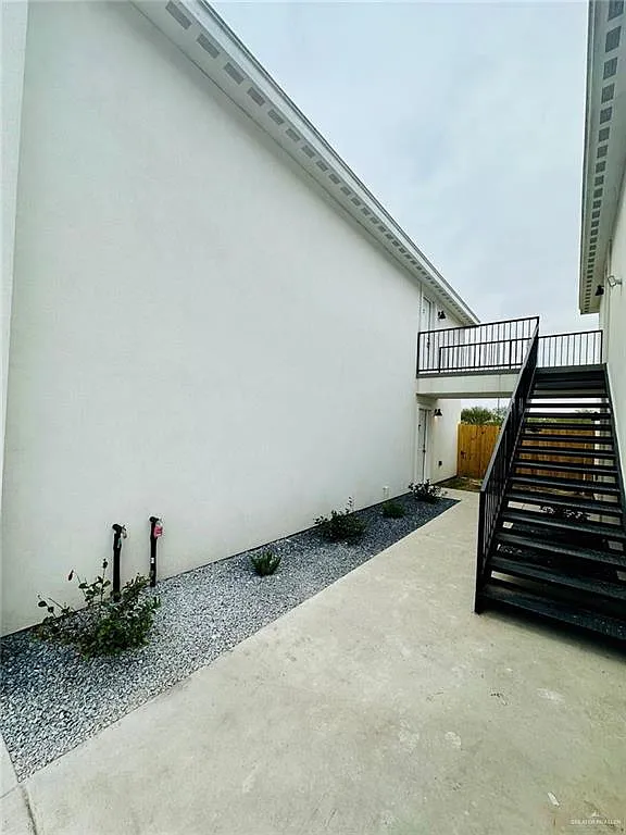 3 bed, 2.0 bath, 3900 sqft, $1,200 — Photo 2