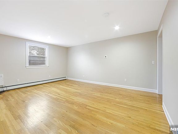 4th image of 56 Woodward Ave