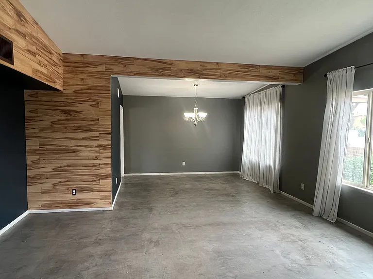 1028 Heather Dr — Photo 4