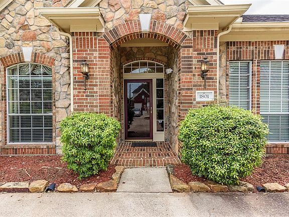 4th image of 1801 N Carlsbad Ln