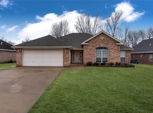 401 Coachlight Dr, Bentonville, AR 72712