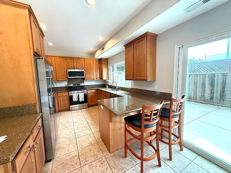 1576 Heritage Ln — Photo 3