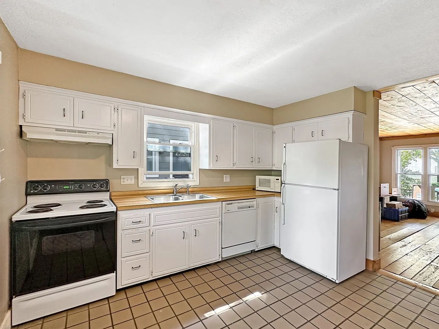 3 bed, 2.0 bath, 2000 sqft, $1,640 — Photo 3