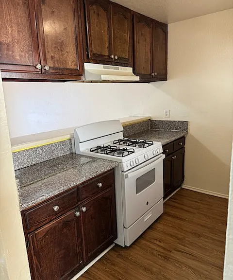 1330 E 10th St #202 — Photo 3