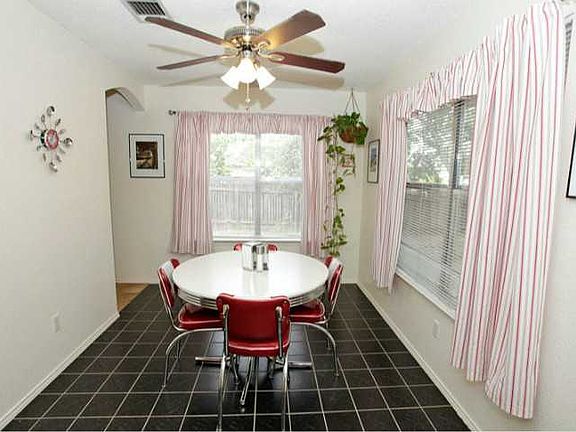 5th image of 2112 Coachlamp Dr