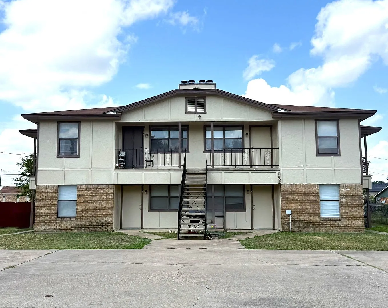 1905 Cedarhill Dr — Photo 1