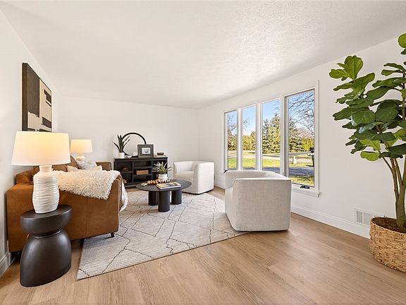 5th image of 19 Chimney Hill Rd