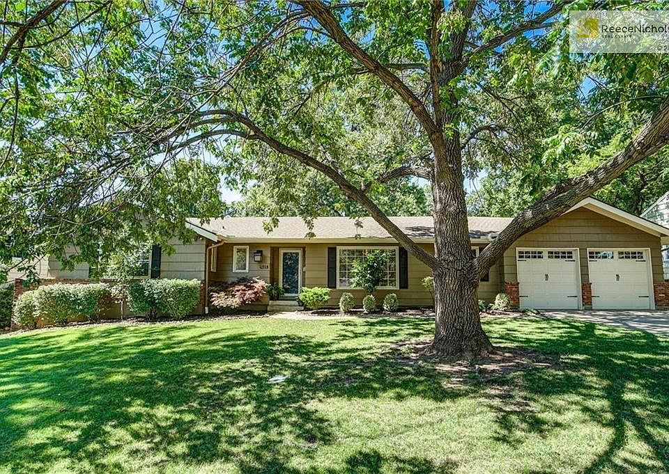 Welcome home to this adorable ranch with stunning curb appeal!