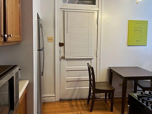 5th image of 1915 W Larchmont Ave #3C