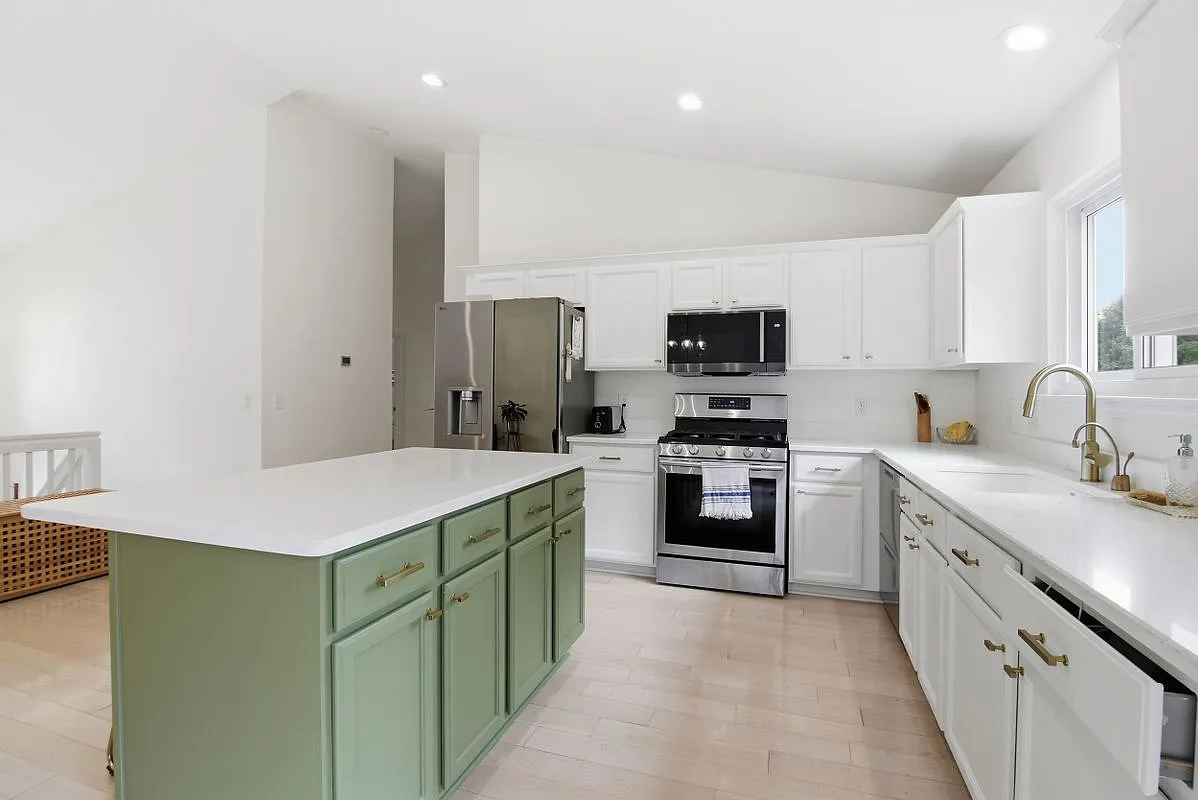 3 bed, 2.5 bath, 2368 sqft, $3,000 — Photo 4