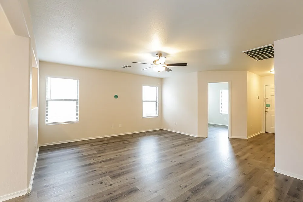 3 bed, 2.0 bath, 1327 sqft, $2,085 — Photo 3