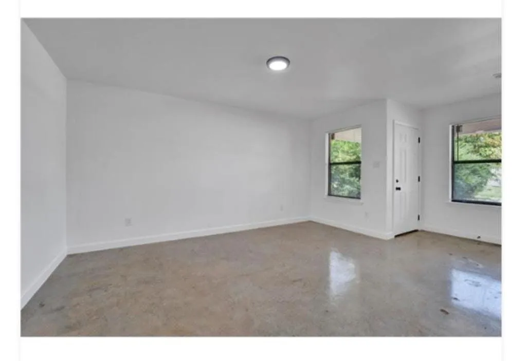 Open interior space with great natural light and fresh paint throughout - 2855 Choctaw Ave #2855