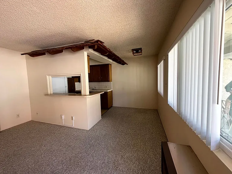 307 N Curtis Ave — Photo 3