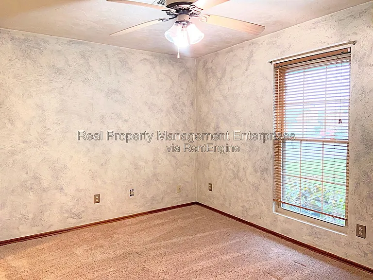 204 W 10th St — Photo 25