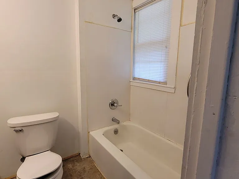 2411-2415 Gowen St — Photo 6