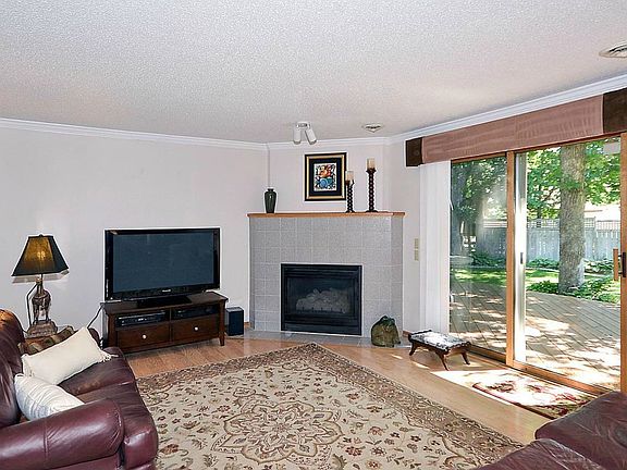 upgrades incl. crown molding