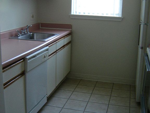 Fully Applianced Kitchen with dishwasher