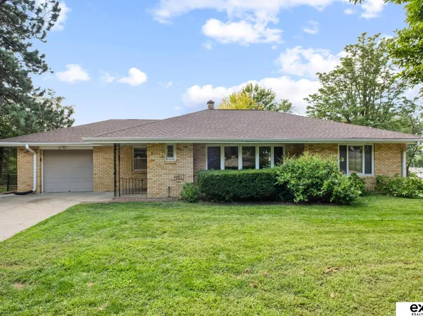 906 Bellevue Blvd S, Bellevue, NE 68005