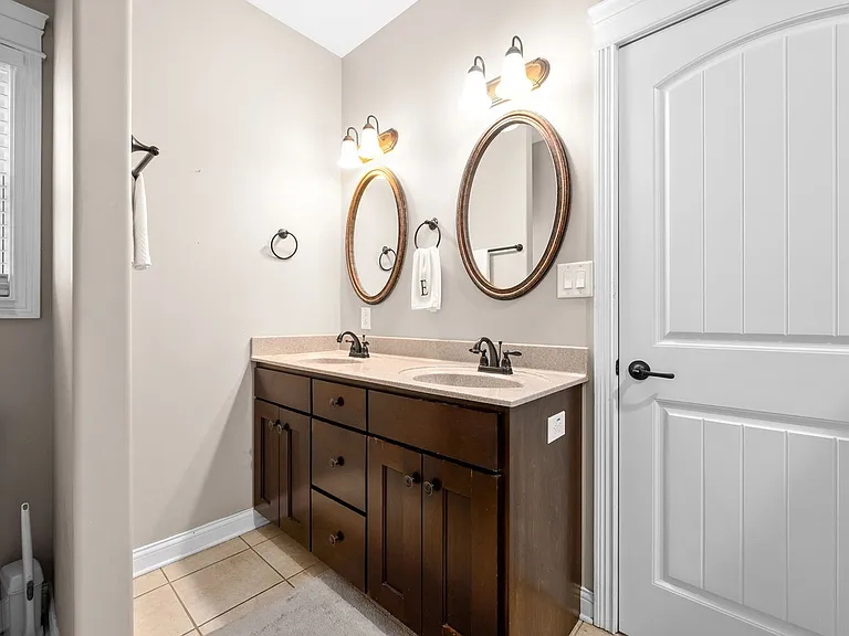 2226 Fairfax Dr — Photo 2