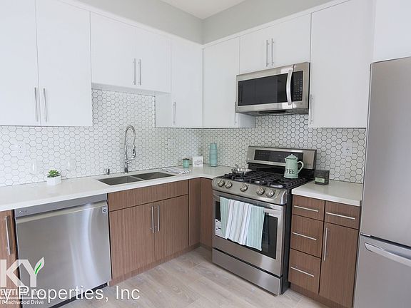 4th image of 1242 N Beachwood Dr #7463448