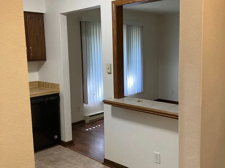 Immaculate Updated 2 Bedroom — Photo 21