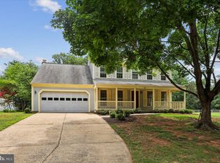 3231 Nestlewood Dr, Herndon, VA 20171