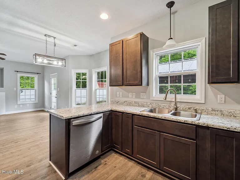 138 Briar Hollow Dr — Photo 8