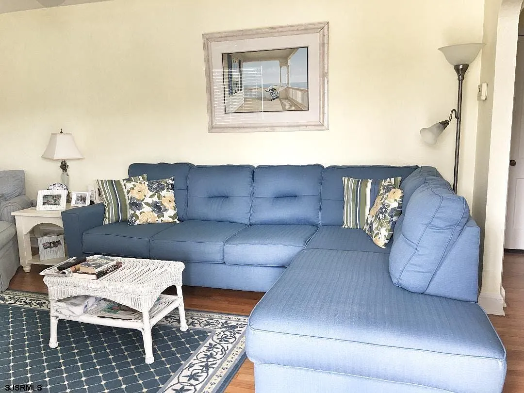 2 bed, 1.0 bath, $1,400 — Photo 3