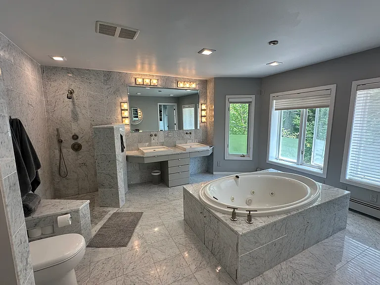 En suite primary bath