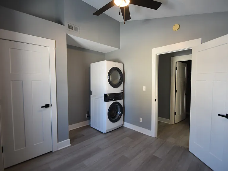 102 S Greenwood St #B — Photo 2