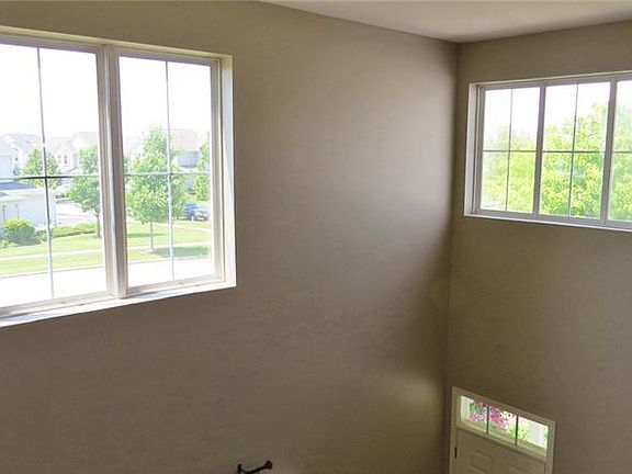 5th image of 2965 Hillsboro Ct