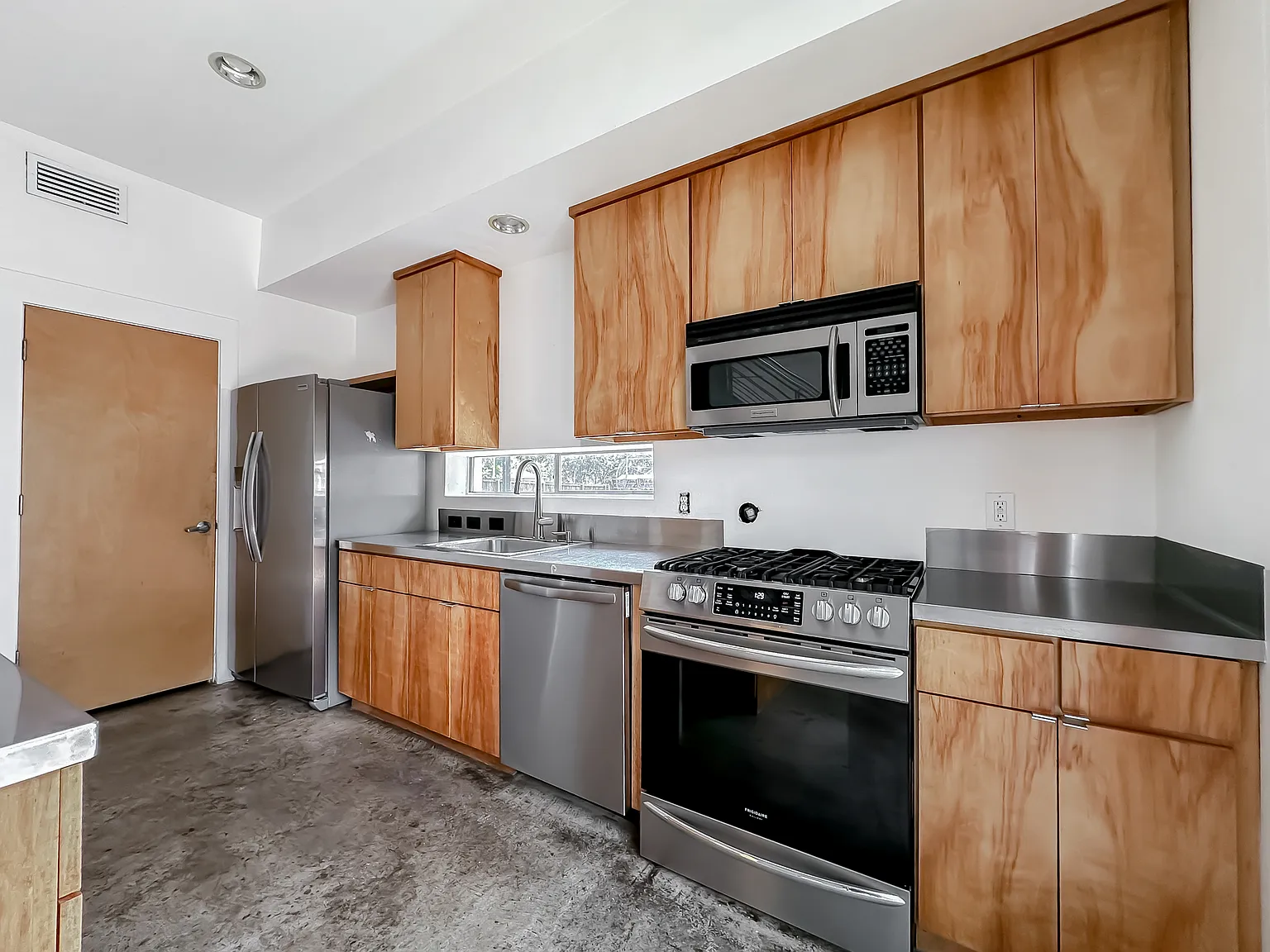 3 bed, 1656 sqft, $2,495 — Photo 3