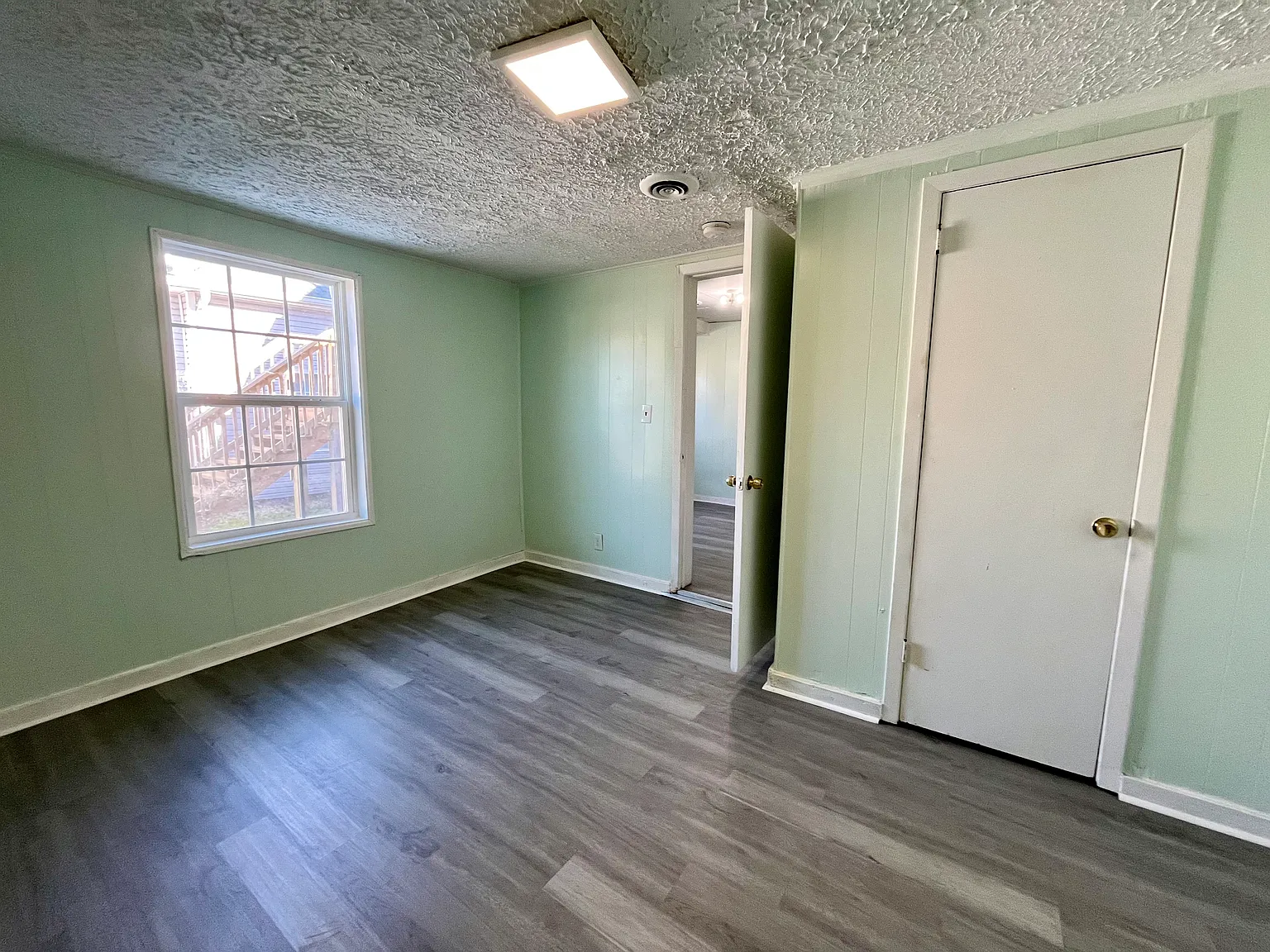 2449 Woodbine Ave — Photo 3